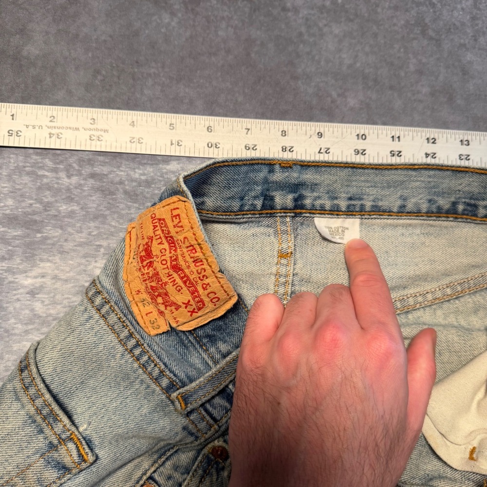 Vintage Levis 501 Original Fit Button Fly Jeans Mens 32x32 Light Wash Blue Denim - Picture 4 of 8